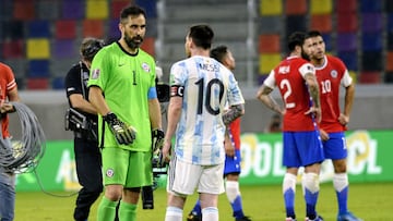 Futbol, Argentina vs Chile.
Eliminatorias mundial de Catar 2022.
El arquero de Chile Claudio Bravo, izquierda, conversa con Lionel Messi de Argentina tras el partido de las clasificatorias al mundial de Catar 2022 realizado en el estadio Unico de Santiago del Estero, Argentina.
03/06/2020
Juan Jose Garcia/Fotobaires/Photosport
Football, Argentina vs Chile.
Qatar 2022 World Cup Qualifiers.
Chile's goalkeeper Claudio Bravo, left, chats with Lionel Messi of Argentina after the 2022 Qatar World Cup qualifier match held at the Unico stadium in Santiago del Estero, Argentina.
03/06/2020
Juan Jose Garcia/Fotobaires/Photosport
