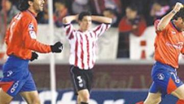 <b>SOBRE HIELO. </b>Tevenet celebra el empate tras batir a Aranzubía desde 35 metros.