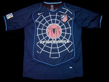 El Atleti firmó por aquellos años un acuerdo con la productora Columbia, y vimos de todo, pero esta, de Spiderman 2, era sin duda alguna la mejor.