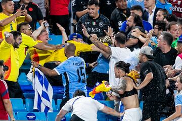 Al final del encuentro entre la selección uruguaya y la selección colombiano se produjeron unos hechos inadmisibles. Jugadores uruguayos se pelearon con aficionados colombianos que se situaban en la grada. Se prevén sanciones ejemplares por parte de Conmebol e incluso involucrando a la FIFA.