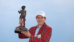 HILTON HEAD ISLAND, SOUTH CAROLINA - APRIL 16: Matt Fitzpatrick of England celebrates with the trophy in the Heritage Plaid tartan jacket after winning in a playoff during the final round of the RBC Heritage at Harbour Town Golf Links on April 16, 2023 in Hilton Head Island, South Carolina.   Andrew Redington/Getty Images/AFP (Photo by Andrew Redington / GETTY IMAGES NORTH AMERICA / Getty Images via AFP)