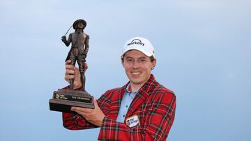 HILTON HEAD ISLAND, SOUTH CAROLINA - APRIL 16: Matt Fitzpatrick of England celebrates with the trophy in the Heritage Plaid tartan jacket after winning in a playoff during the final round of the RBC Heritage at Harbour Town Golf Links on April 16, 2023 in Hilton Head Island, South Carolina. Andrew Redington/Getty Images/AFP (Photo by Andrew Redington / GETTY IMAGES NORTH AMERICA / Getty Images via AFP)