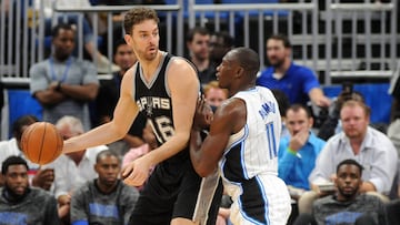 ORL27 - ORLANDO. ( FL EEUU).- 12-10-2016.- El jugador Bismack Biyombo (d) de los Magic disputa el bal&oacute;n con Pau Gasol (i) de los Spurs hoy, mi&eacute;rcoles 12 de octubre de 2016, durante el primer enfrentamiento de pre-temporada en el Amway Center en Orlando en Florida (EE.UU.). EFE/GERARDO MORA