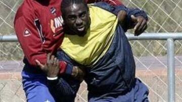 <B>VÍCTIMAS.</B> Congo y Ettien fueron insultados por algunos seguidores del Real Madrid presentes en el campo.