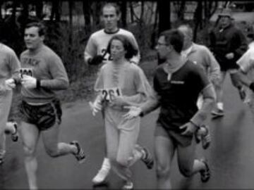 Kathrine Switzer fue la primera mujer en correr una maratón con dorsal, lo hizó en la Maratón de Boston en 1967, después de lograr inscribirse como KV Switzer, y salir de la meta con el dorsal 261.