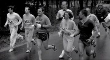 Kathrine Switzer fue la primera mujer en correr una maratón con dorsal, lo hizó en la Maratón de Boston en 1967, después de lograr inscribirse como KV Switzer, y salir de la meta con el dorsal 261.
