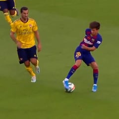 Tiene al Camp Nou enamorado y no es para menos: la mágica acción técnica de Riqui Puig