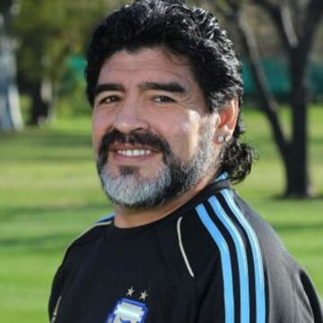 Alfio Basile comenzó el camino a Sudafrica con Argentina pero salió a la mitad del camino. Su lugar lo tomó Diego Maradona.