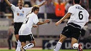 <B>UN RODILLO</B>. El Valencia de Aimar se dio un gustazo ante el Liverpool, con uno de los partidos más completos de los últimos años.