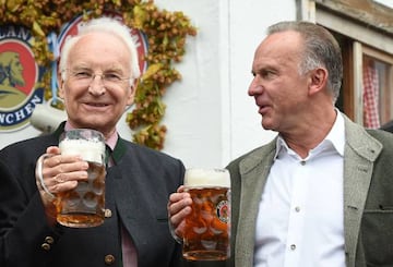 El director gerente del Bayern, Karl-Heinz Rummenigge (derecha), junto a Edmund Stoiber en la &uacute;ltima Oktoberfest.