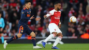 Soccer Football - Europa League Semi Final First Leg - Arsenal v Valencia - Emirates Stadium, London, Britain - May 2, 2019  Arsenal&#039;s Alexandre Lacazette in action with Valencia&#039;s Facundo Roncaglia    REUTERS/Eddie Keogh