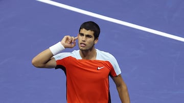El tenista espa?ol Carlos Alcaraz celebra su victoria ante Jannik Sinner en cuartos de final del US Open.