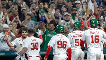 AME2239. HOUSTON (ESTADOS UNIDOS), 08/03/2026.- Jugadores de México celebran este domingo, en un partido del Clásico Mundial de Béisbol entre México y Brasil en el estadio Daikin Park en Houston (EE.UU.). EFE/ Carlos Ramírez