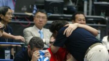 Pepu Hernández se abraza con Pau en la final de Japón.