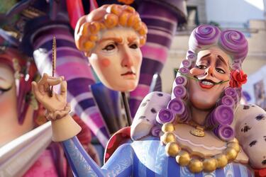 Una figura fallera muestra al presidente de España, Pedro Sánchez, caricaturizado como Cenicienta, durante las Fallas en Valencia. 