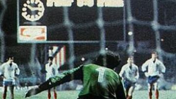 <b>GOL CASI AL FINAL DEL PARTIDO. </b>Juanito transformó así el penalti que a la postre daría la victoria a la Selección española ante Francia en el estadio Vicente Calderón.