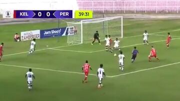El video que la rompe en las redes: ¡un futbolista empujó a un juez en plena jugada!