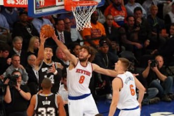 Robin López evita el tiro de Danny Green. Partido San Antonio Spurs-New York Knicks.