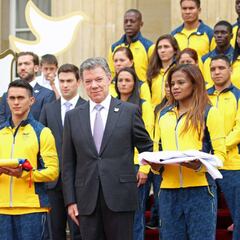 Juan Manuel Santos entrega la bandera a Jossimar Calvo