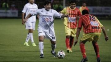 Maradona anot&oacute; de penalti en el estadio de Techo en el partido por la Paz.