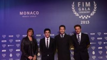Marc Márquez junto a sus padres, Roser y Julià, y Alzamora