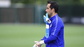 PET03 MANCHESTER (REINO UNIDO) 12/09/2016.- El guardameta chileno del Manchester City, Claudio Bravo, durante un entrenamiento del equipo en la City Football Academy (CFA), la ciudad deportiva del City, en Manchester, Reino Unido hoy, 12 de septiembre. El City se enfrentar&aacute; ma&ntilde;ana al Borussia Moenchengladbach en un partido de la fase de grupos de la Liga de Campeones. EFE/Peter Powell