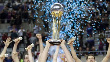DEP119. BARCELONA, 19/02/2012.- El capitán del Real Madrid, Felipe Reyes, levanta el trofeo de la Copa del Rey de baloncesto, conseguida por su equipo tras imponerse en la final al FC Barcelona Regal por 91-74, esta tarde en el Palau Sant Jordi de Barcelona. EFE/Andreu Dalmau
ALEGRIA CAMPEONES CELEBRACION TROFEO
PUBLICADA 23/02/12 NA MA30 1COL