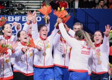 Las jugadoras españolas celebran su segundo lugar después del último partido contra Noruega durante el Campeonato Femenino Europeo de Balonmano 