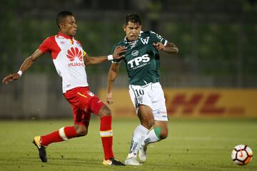 El jugador de Santiago Wanderers Enzo Gutierrez, centro, disputa el balon con Wiliam Tesillo de Independiente de Santa Fe durante el partido de tercera fase de la Copa Libertadores en el estadio Elias Figueroa de Valparaiso, Chile.