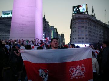 Los aficionados de River celebran el triunfo de su equipo en la Final de la Copa Libertadores ante Boca en la Plaza del Obelisco.