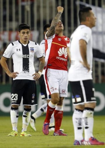 CH09. SANTIAGO DE CHILE (CHILE), 15/04/2015. El jugador del colombiano Santa Fe, Omar Pérez (c) celebra una anotación contra el Colo Colo de Chile hoy, miércoles 15 de abril de 2015, en el partido correspondiente a la quinta jornada de la primera fase de la Copa Libertadores en el Estadio Monumental en Santiago de Chile (Chile). EFE/Felipe Trueba