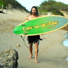 Dylan Graves surfea con tablas de los 70s de su padre