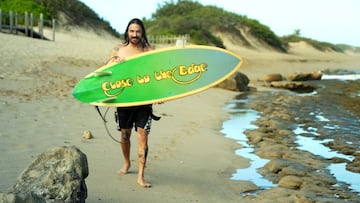 Dylan Graves con una tabla de surf de los 70s en Puerto Rico