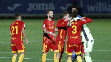 Los jugadores del Zaragoza celebran la victoria de ayer en Fuenlabrada.