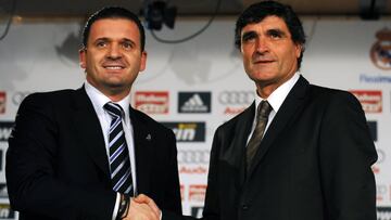 Pedja Mijatovic y Juande Ramos se dan la mano durante la presentaci&oacute;n del entrenador manchego como nuevo t&eacute;cnico del Real Madrid en el a&ntilde;o 2008.