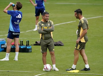 Calleja con Cervero en el entrenamiento del Oviedo.