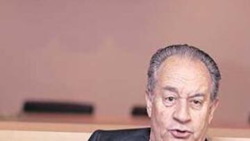 <b>DE VISITA. </b>Pablo Alzugaray, Fernando Magallón, Tomás Roncero, Carmen Colino, Pedro Pablo San Martín, Alfredo Relaño, Villar Mir y Carlos Sainz.