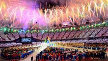 LONDON, ENGLAND - AUGUST 12: Fireworks explode over the stadium during the Closing Ceremony on Day 16 of the London 2012 Olympic Games at Olympic Stadium on August 12, 2012 in London, England. (Photo by Mike Hewitt/Getty Images)