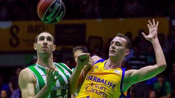 GRAF9773. SEVILLA, 22/04/2018.- Vladimir Golubovic (i), del Real Betis Energía Plus, y Anzejs Pasecniks, del Herbalife Gran Canaria, durante el partido de la vigésima novena jornada de Liga ACB disputado hoy en el Palacio de los Deportes de