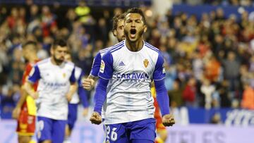 Luis Suárez celebra un gol en La Romareda.