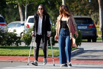 Sandra Salgado, viuda de Jimmy Giménez-Arnau llega al tanatorio de Tres Cantos acompañada por su hermana.