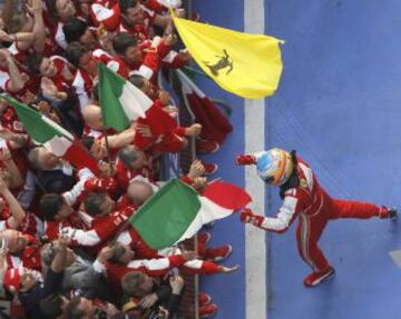 Fernando Alonso celebra la victoria con su equipo tras la carrera.