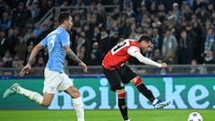 Santiago Giménez tuvo un mal juego ante Lazio