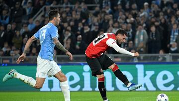 Santiago Giménez tuvo un mal juego ante Lazio