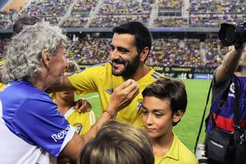 Amistoso entre los veteranos del Cádiz y Los Pachines de San Salvador. Dani Güiza y Mágico González.