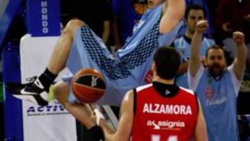 <b>PASÓ POR ENCIMA. </b>Caner-Medley realiza un mate ante Alzamora.