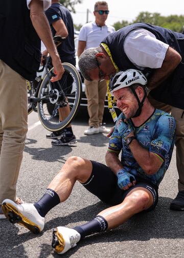 El ciclista nacido en la Isla de Man ha abandonado el Tour de Francia tras romperse la clavícula en una durísima caída durante la octava etapa. A 63 km de meta, y cuando iba a 44,9 km/h, el británico se fue al suelo y tuvo que abandonar.