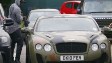 Mario Balotelli durante su etapa en el Manchester City con uno de sus coches.