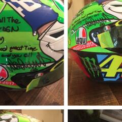 Rossi regala a los Hayden el casco homenaje de Mugello