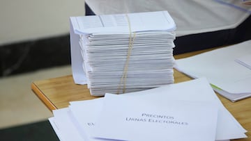 Detalle de los votos por correo, a 23 de julio de 2023, en Sevilla (España). Los españoles están llamados hoy, 23 de julio de 2023, para elegir a sus representantes para los próximos cuatro años. Están en juego 350 escaños en el Congreso y 208 en el Senado (ya que 57 de los 265 senadores lo son por designación autonómica), que tendrán que elegir al próximo Gobierno. Estos comicios estaban previstos para diciembre pero el presidente del Gobierno decidió adelantarlo tras los malos resultados obtenidos por su formación en las elecciones municipales y autonómicas del pasado 28 de mayo.
23 JULIO 2023
Joaquin Corchero / Europa Press
23/07/2023